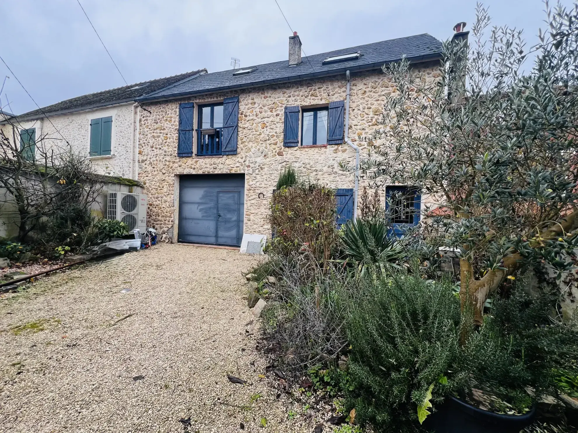 Belle maison en pierre à Beville le Comte avec jardin et garage