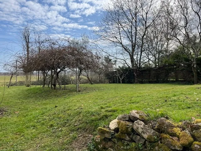 Maison de plain-pied avec jardin et garage à Saint-Pey-de-Castets 