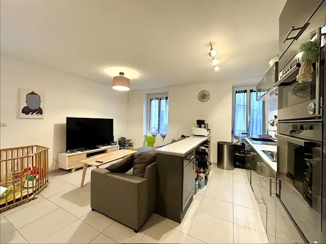 Maison de ville rénovée à Marcoussis avec garage et jardin central 