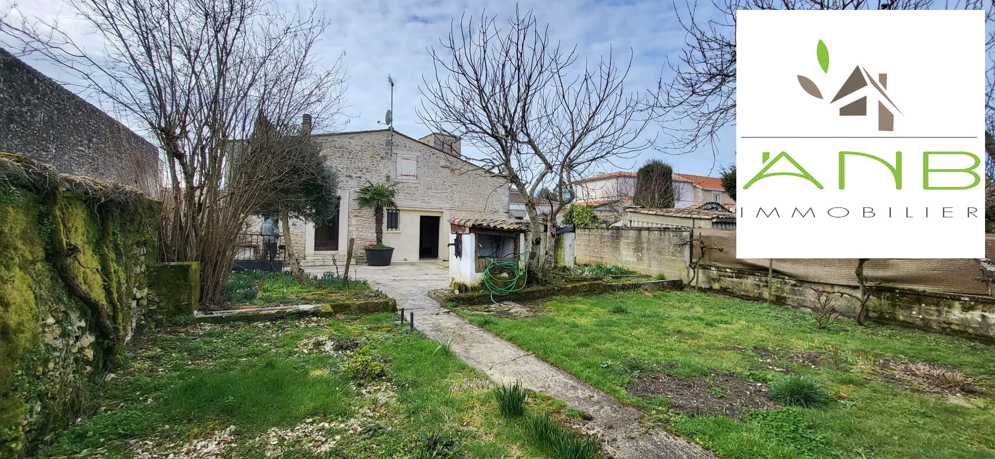 Maison de ville en pierre à Saint-Sornin avec jardin, proche Royan et Oléron 