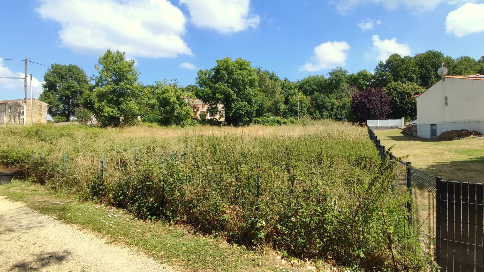 Terrain constructible et viabilisé proche de Saintes