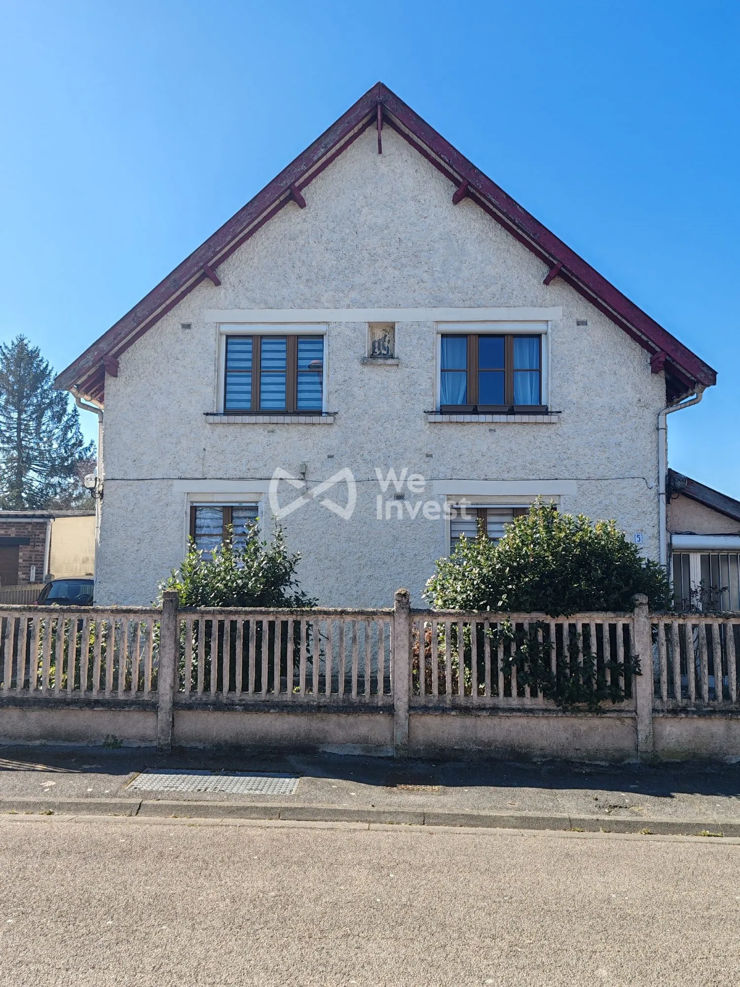 Maison individuelle spacieuse avec garage et dépendances à Hirson - 90 000 €