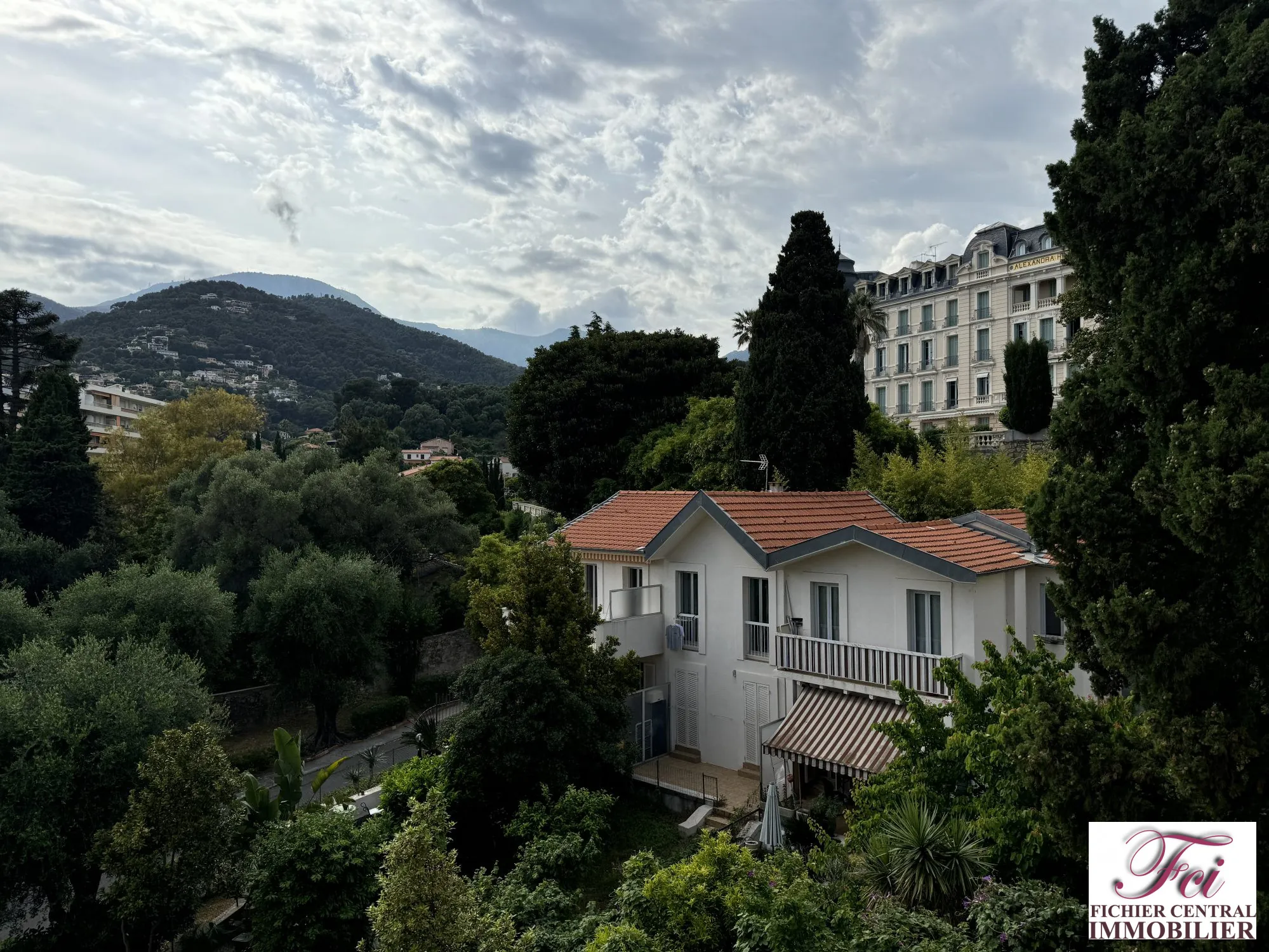 Appartement 2 pièces avec balcon à Menton, proximité mer et transports, idéal pour achat ou investissement