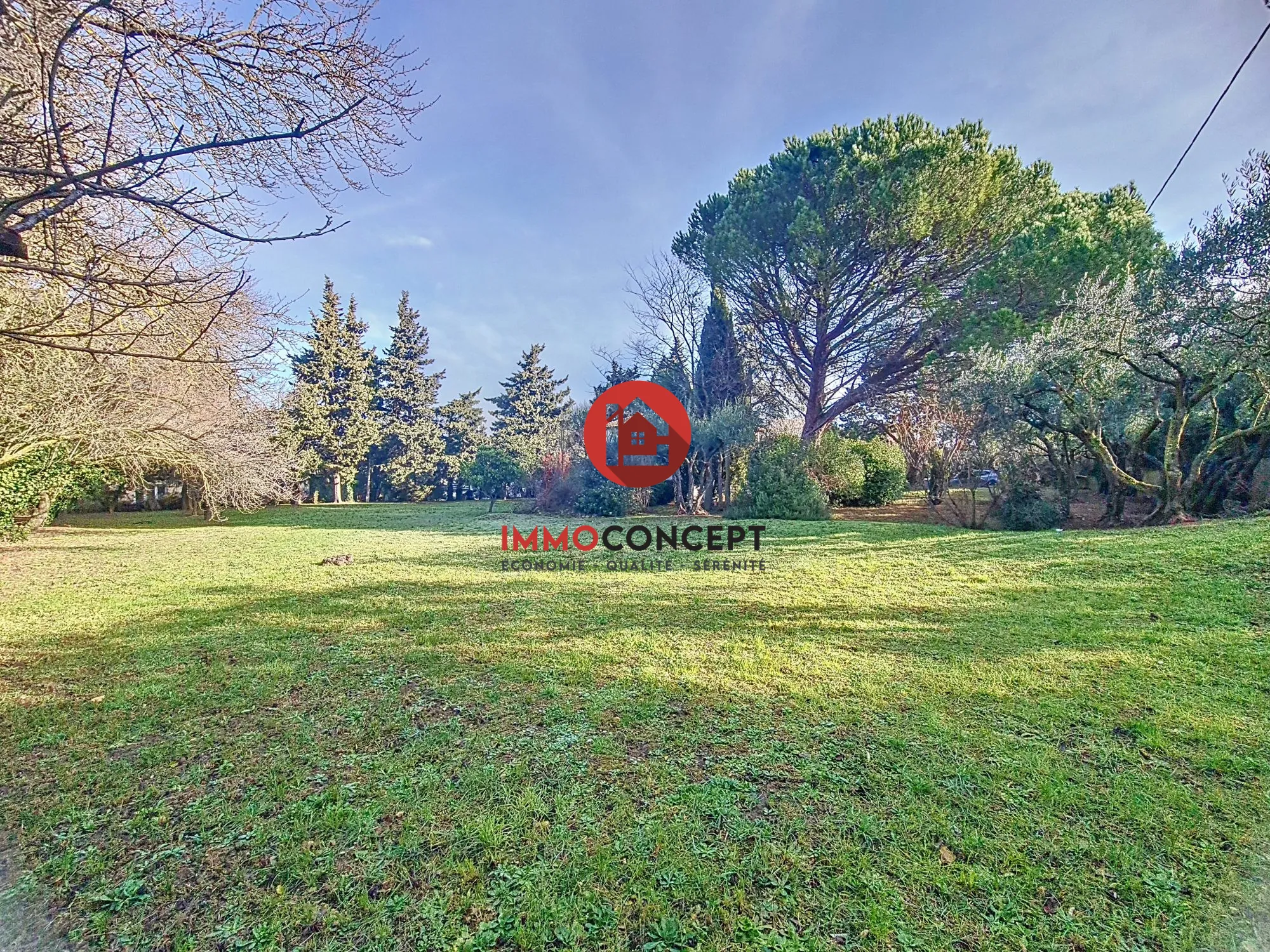 Terrain constructible de 911 m² à vendre à Roquemaure