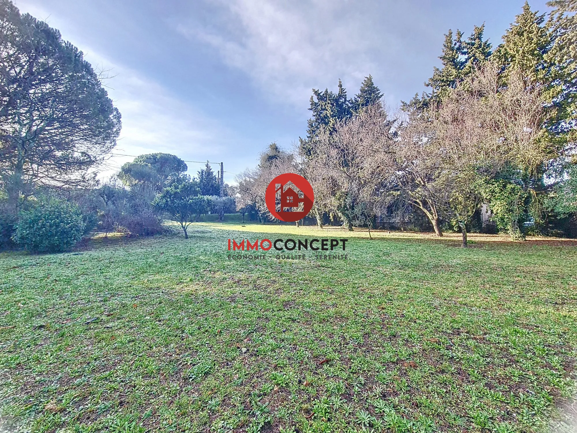 Terrain constructible de 911 m² à vendre à Roquemaure 