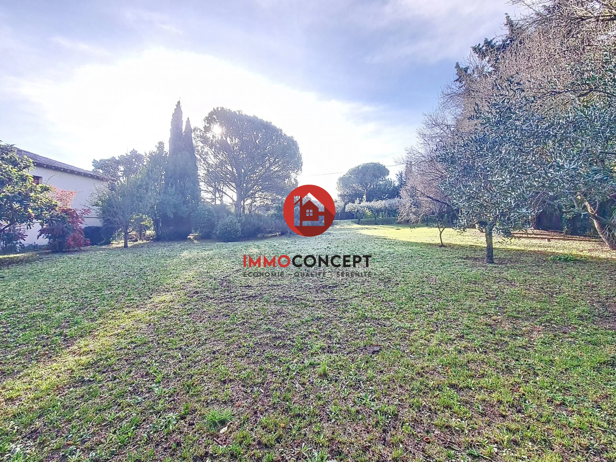 Terrain constructible de 911 m² à vendre à Roquemaure 