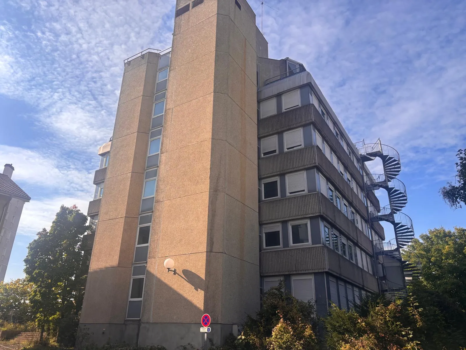 Surface commerciale de 157 m² avec stationnements à Besançon, rue du Roussillon