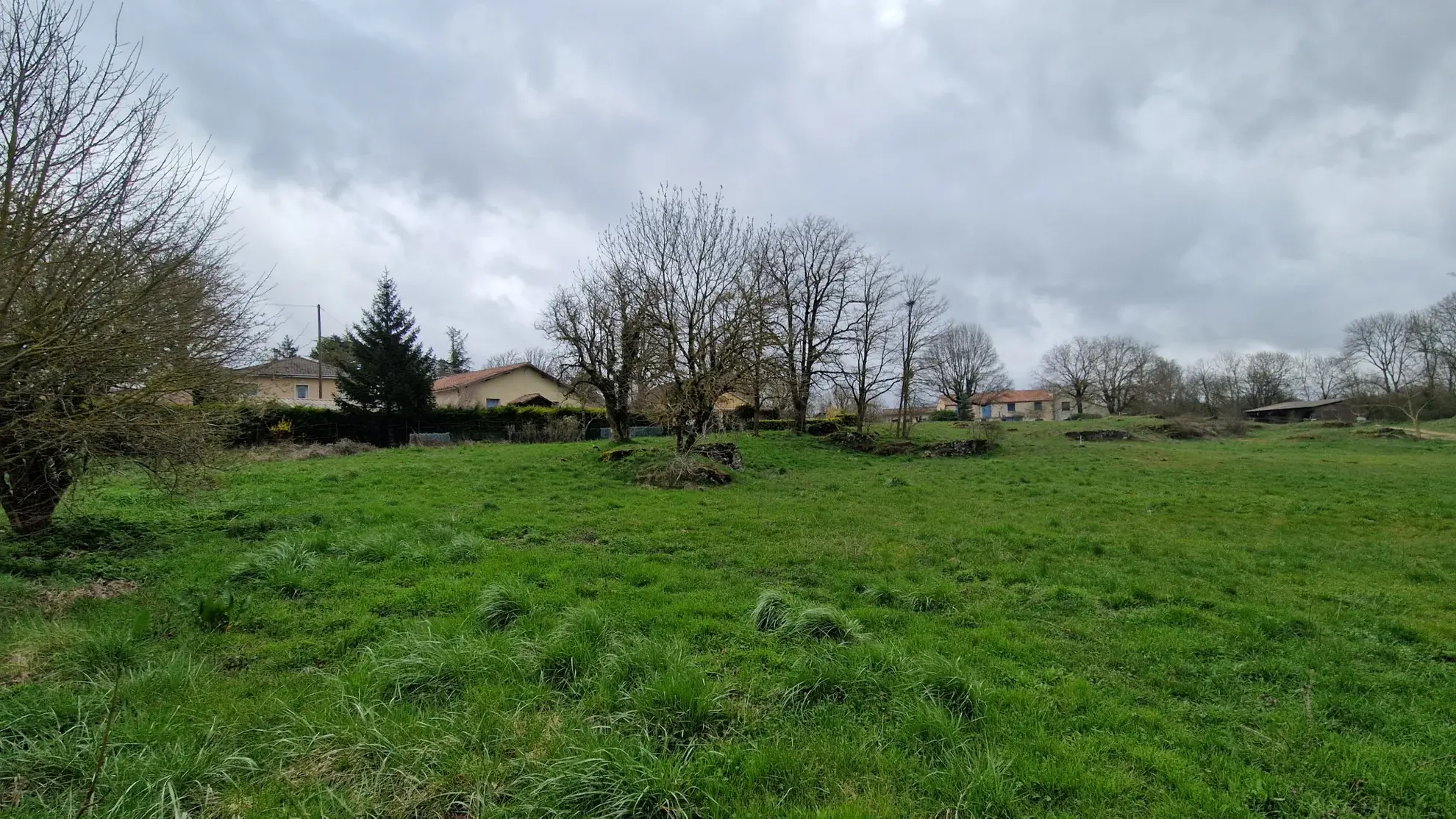 Terrain constructible de 872 m² au Caylar, secteur dégagé, viabilisé 