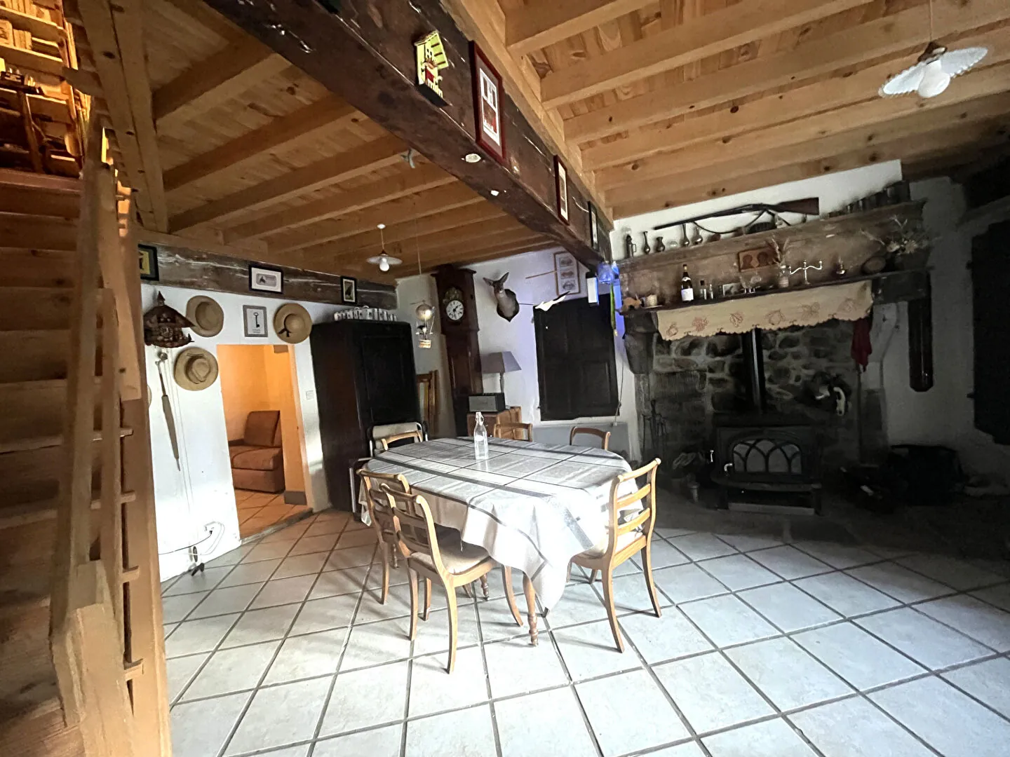 Charmante maison en pierres à La Faurie avec cour et potentiel de rénovation 