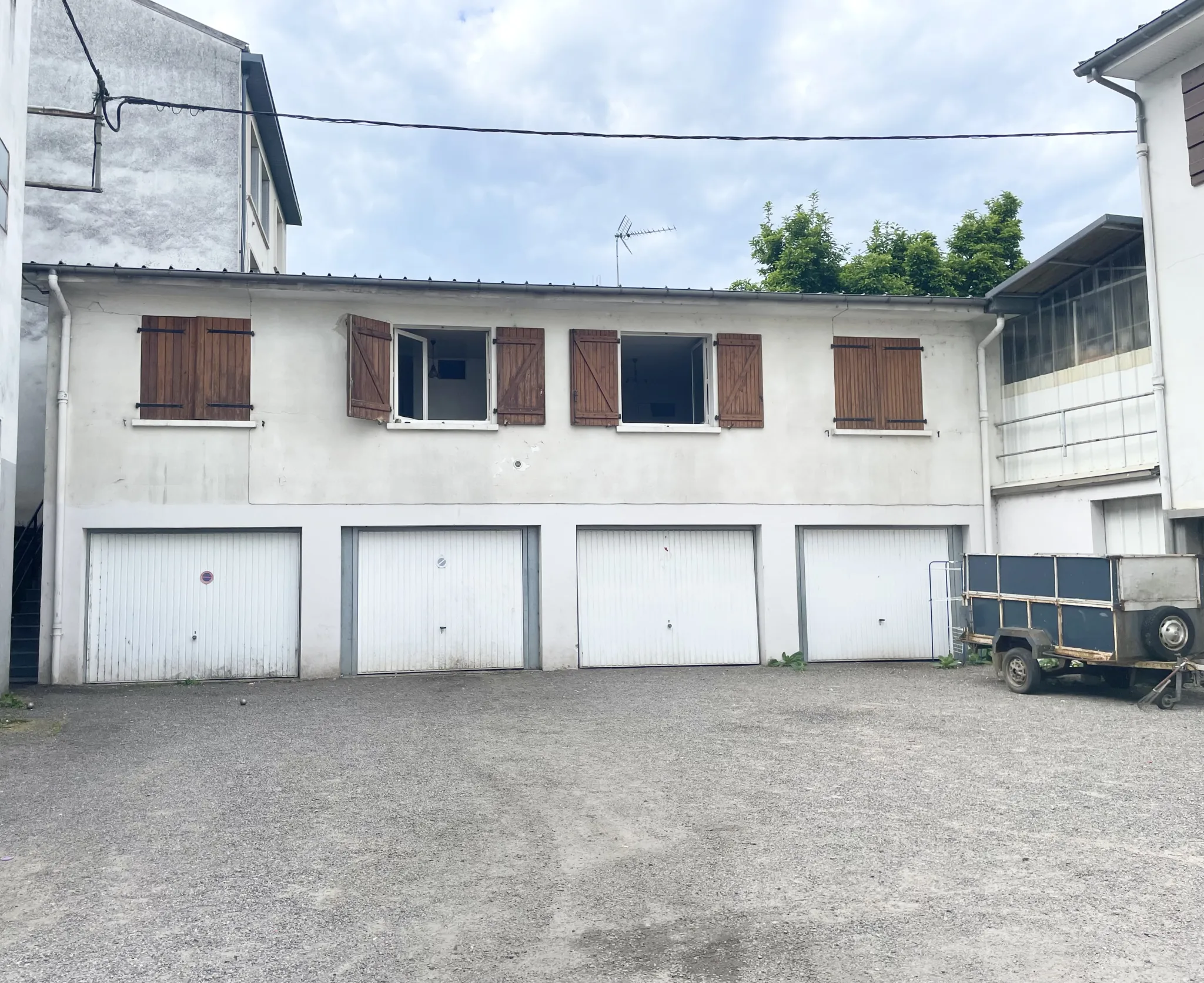 Immeuble de rapport avec appartement T3, garages et dépôt à Tulle