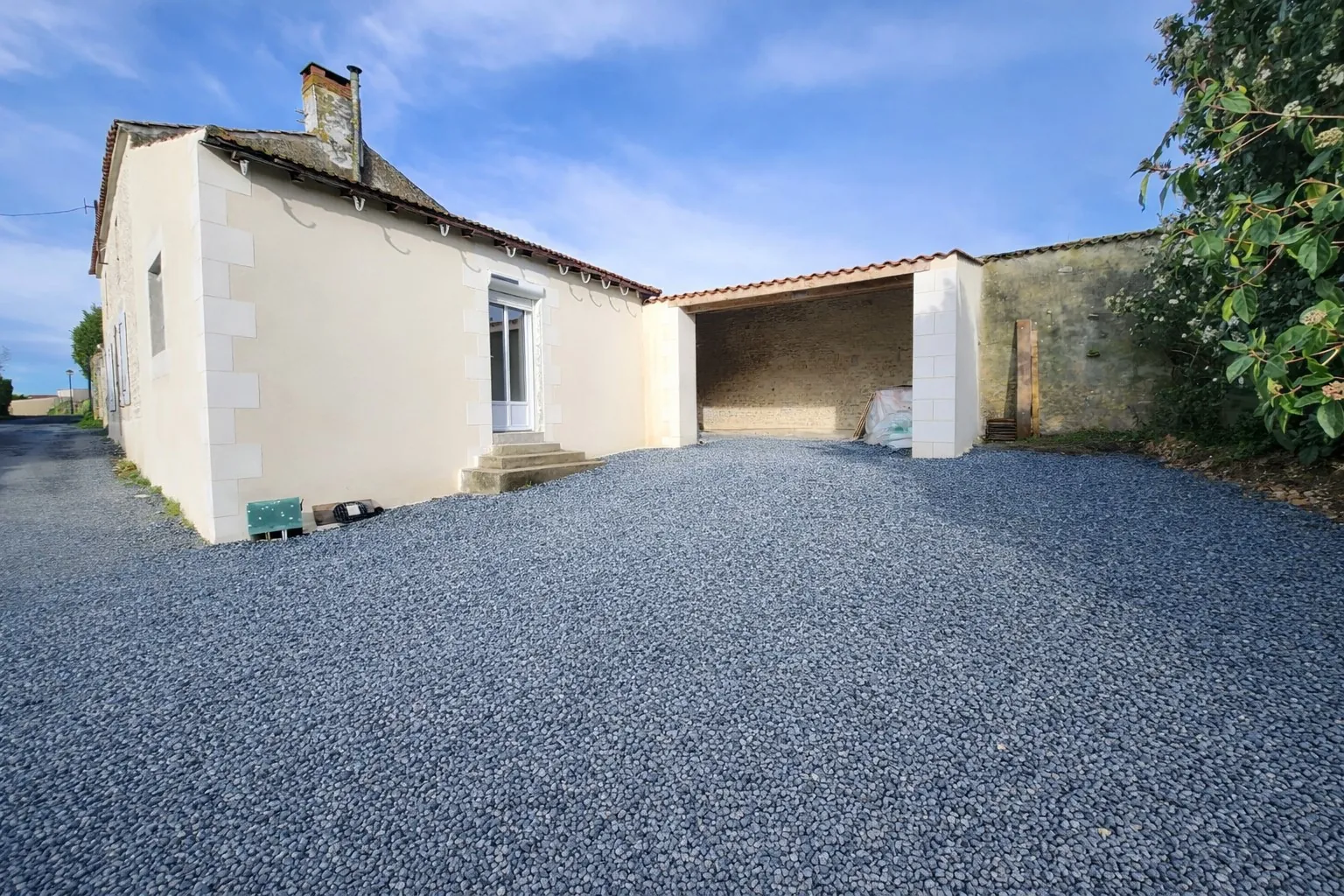 Maison en pierre entièrement rénovée à Saint-Aubin-la-Plaine avec 3 chambres et espace convivial