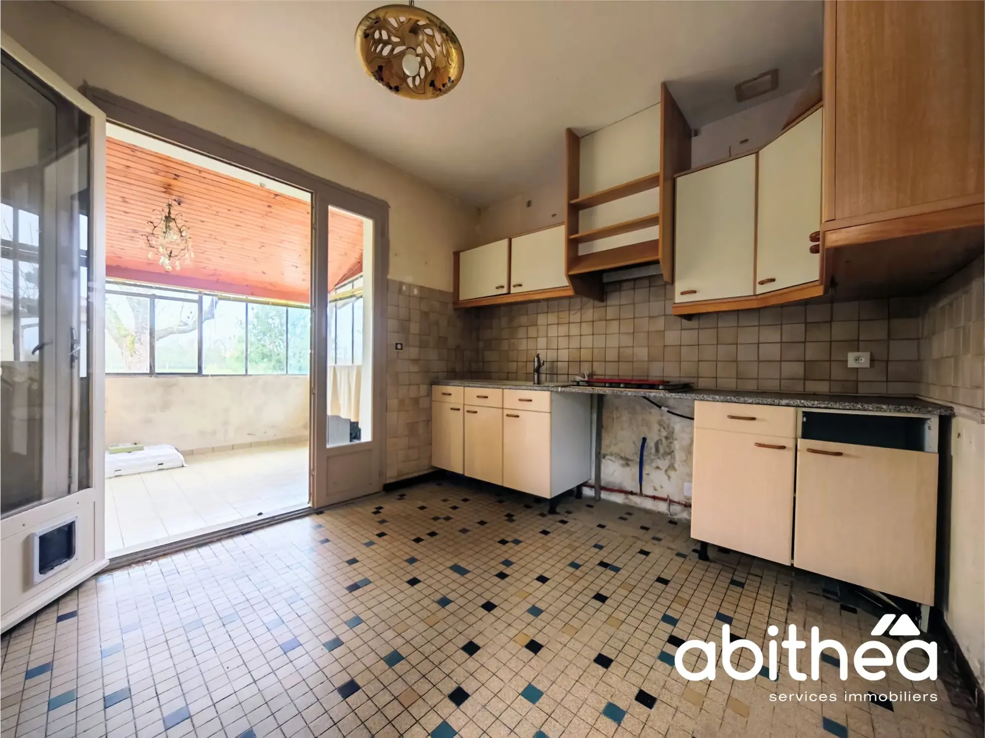 Maison individuelle à Saint-Médard-de-Guizières avec grand terrain et potentiel 