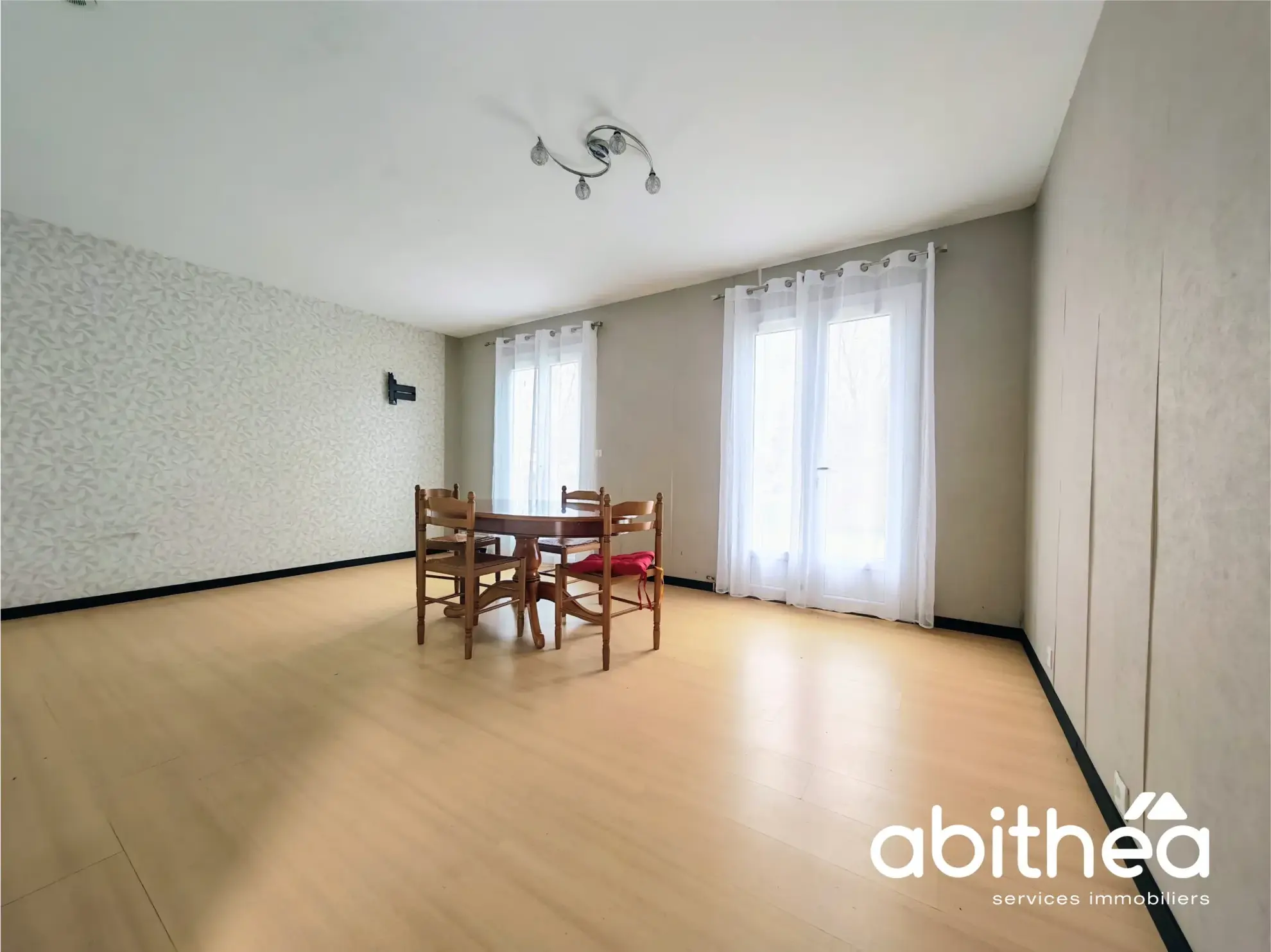 Maison individuelle à Saint-Médard-de-Guizières avec grand terrain et potentiel 