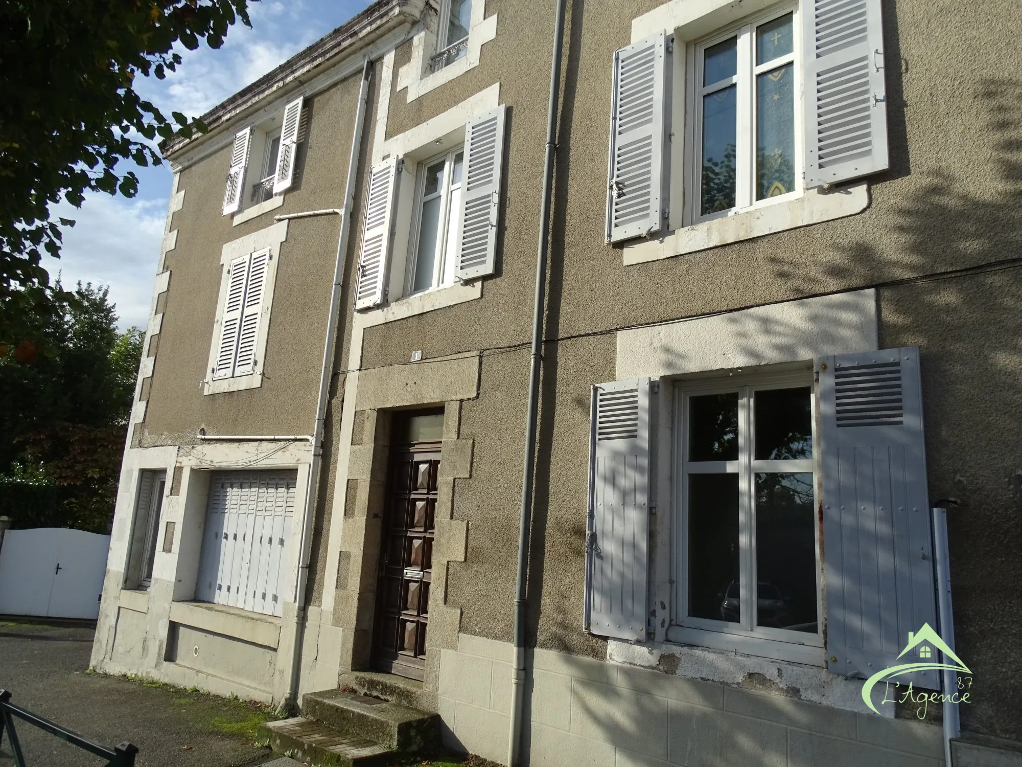 Maison ancienne de 240 m² en centre-ville de Saint Junien avec jardin et dépendances 
