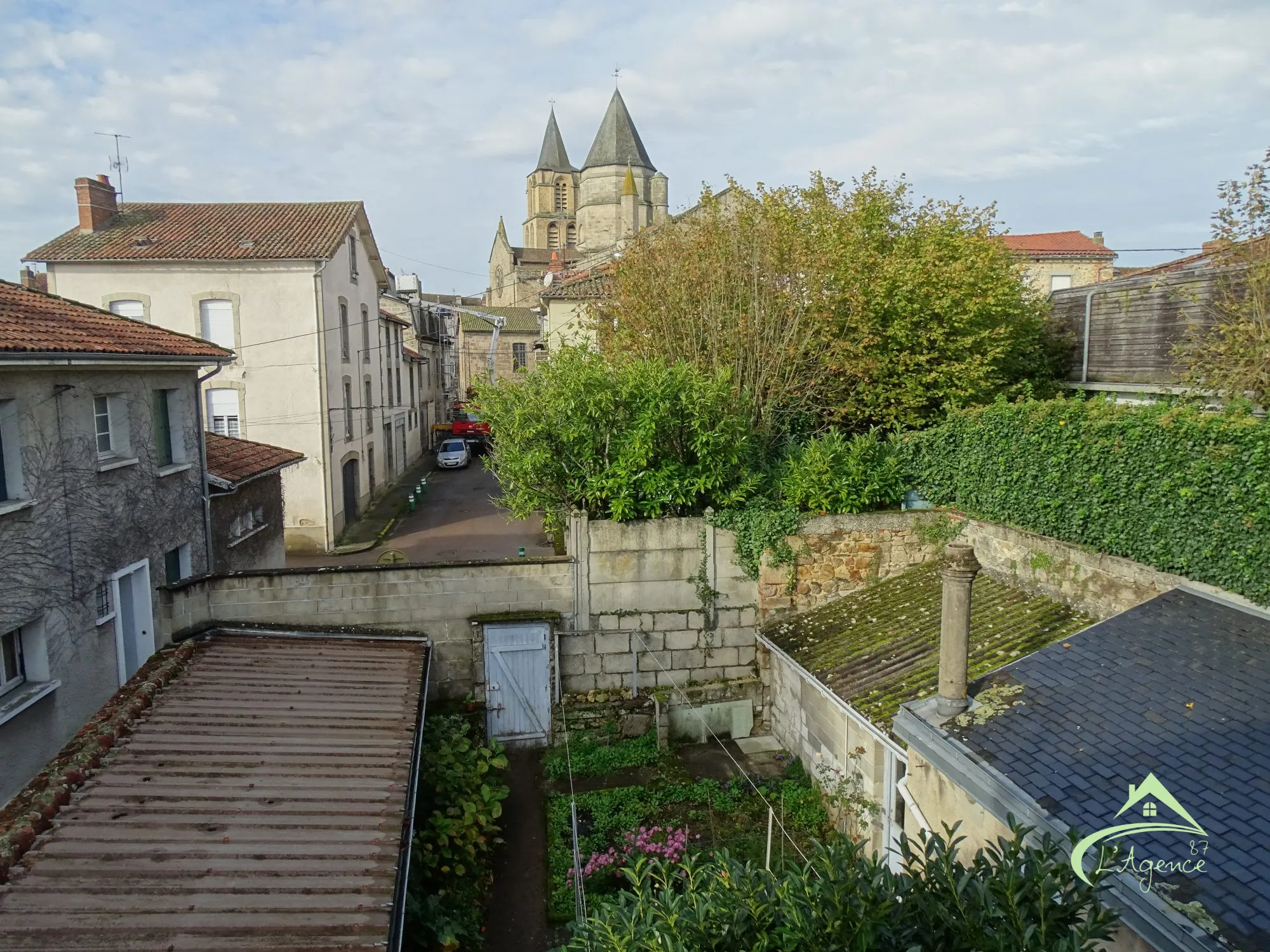 Maison ancienne de 240 m² en centre-ville de Saint Junien avec jardin et dépendances