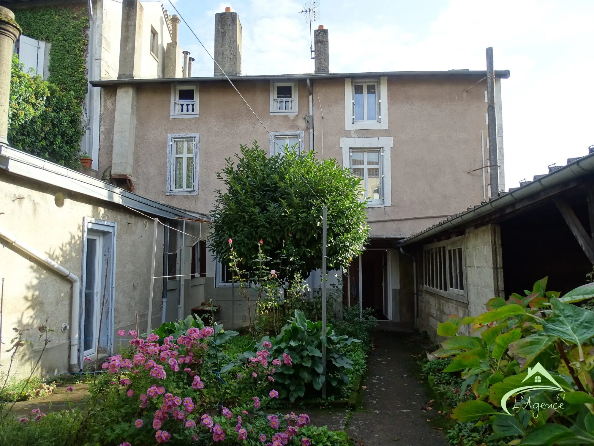 Maison ancienne de 240 m² en centre-ville de Saint Junien avec jardin et dépendances 