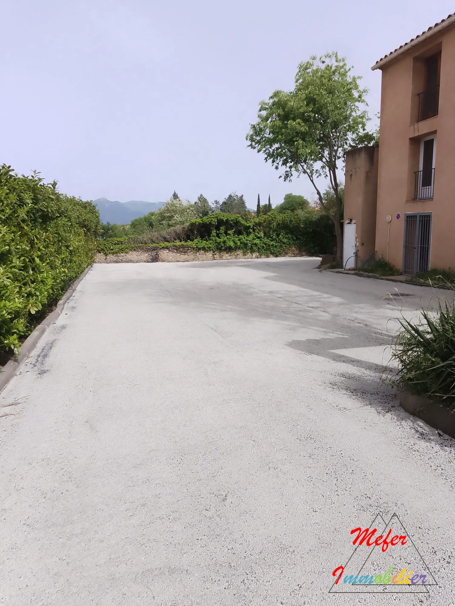 Parking extérieur sécurisé à Céret en vente, idéal centre-ville 