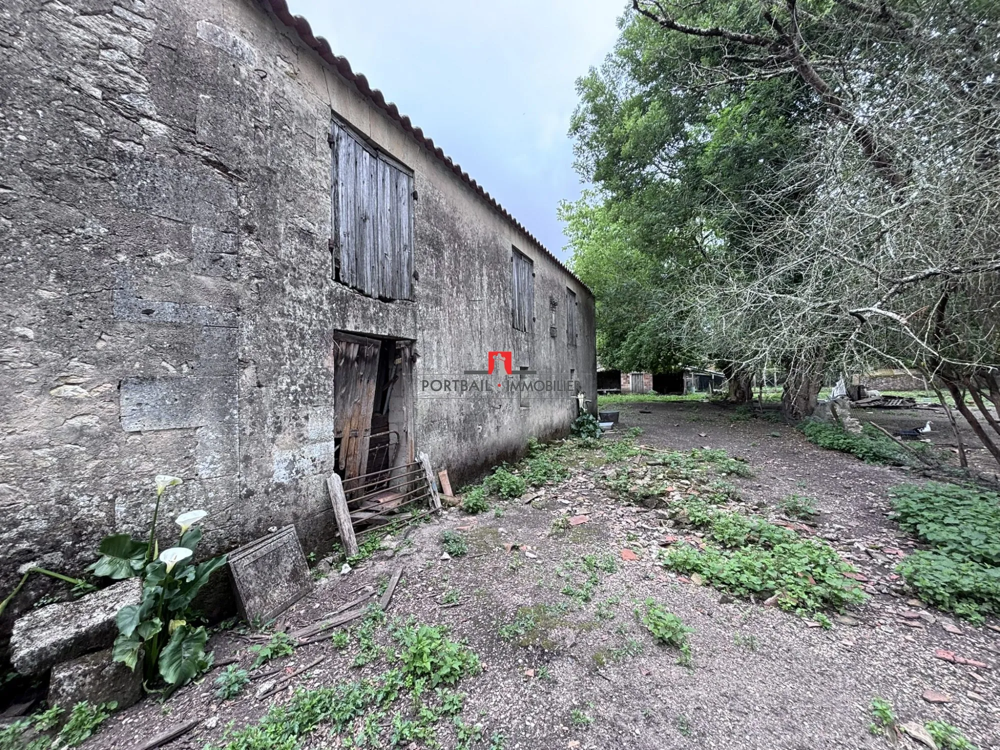 Maison en pierre à restaurer à Étauliers avec jardin et grand potentiel 