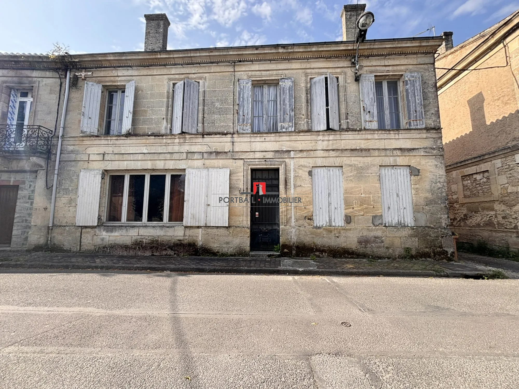 Maison en pierre à restaurer à Étauliers avec jardin et grand potentiel