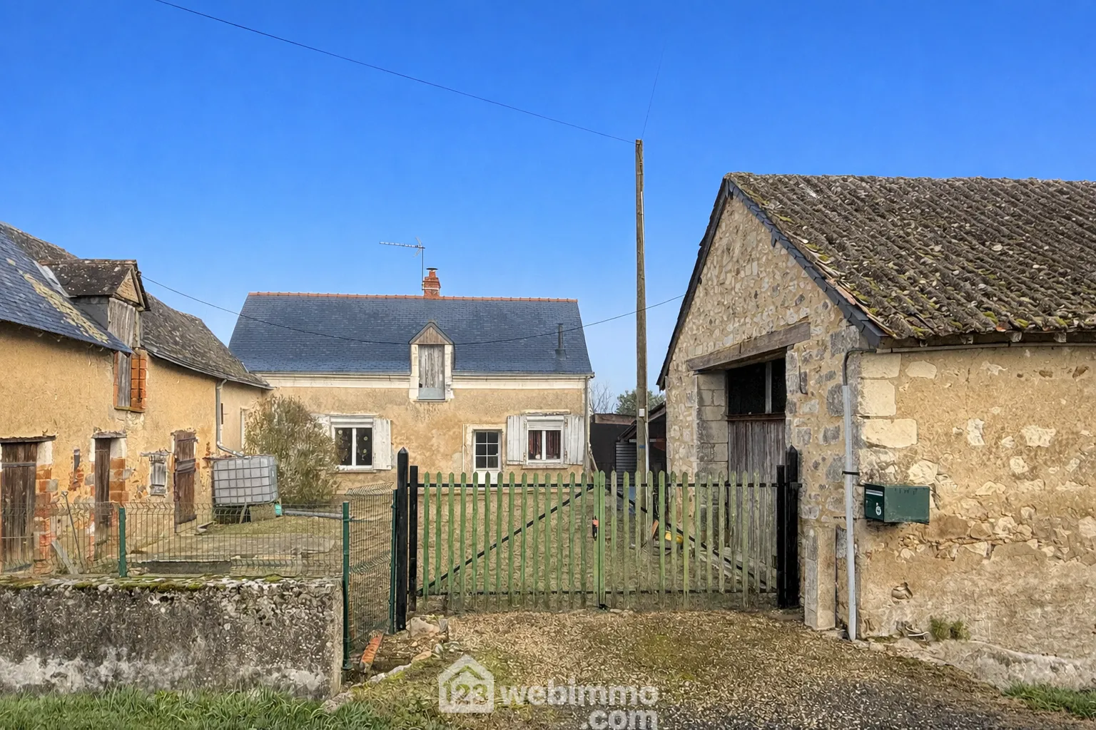 Longère en Tuffeau à Baugé-en-Anjou avec potentiel et dépendances