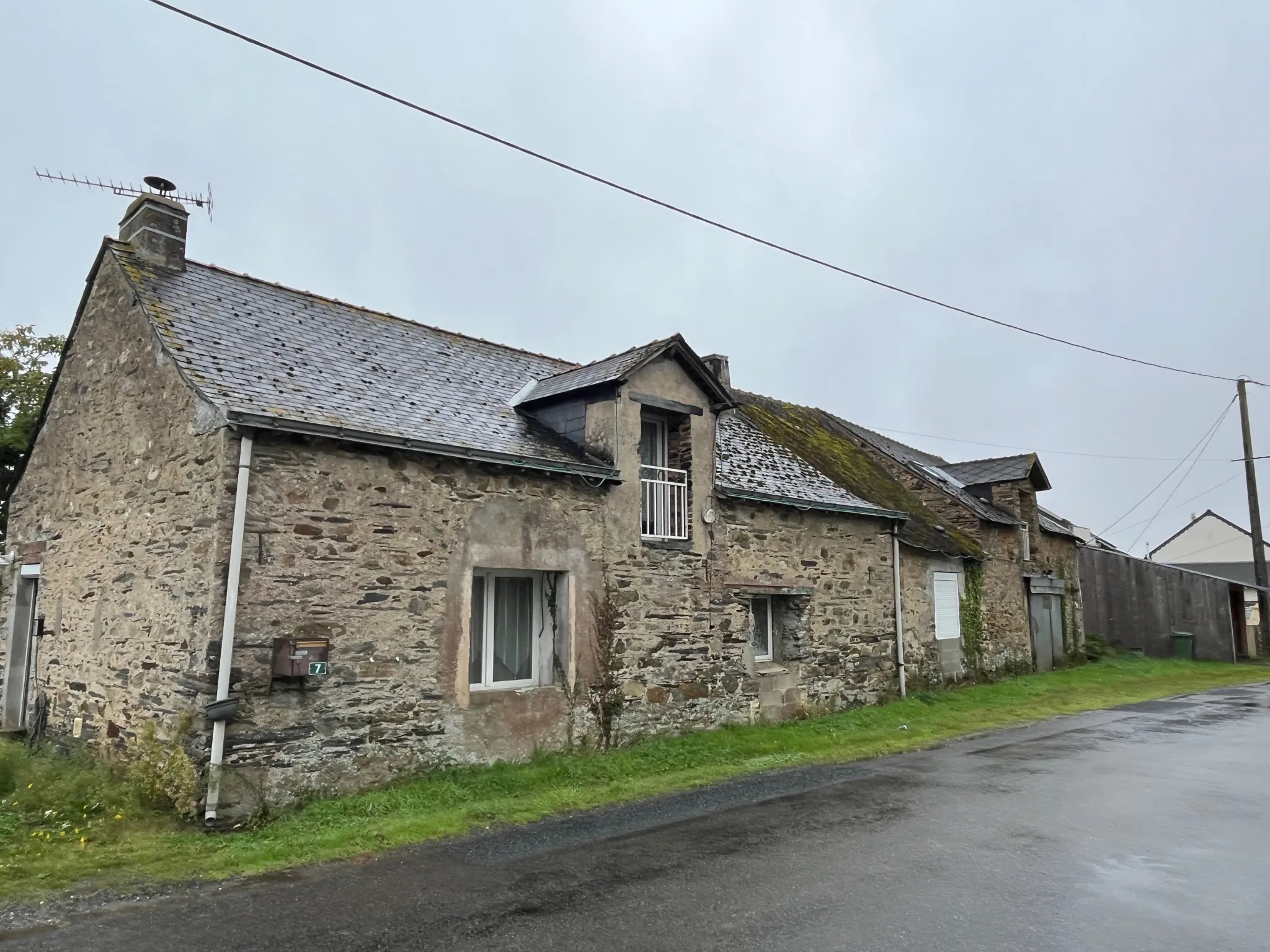 Maison en pierre à La Grigonnais avec grand terrain et potentiel de rénovation