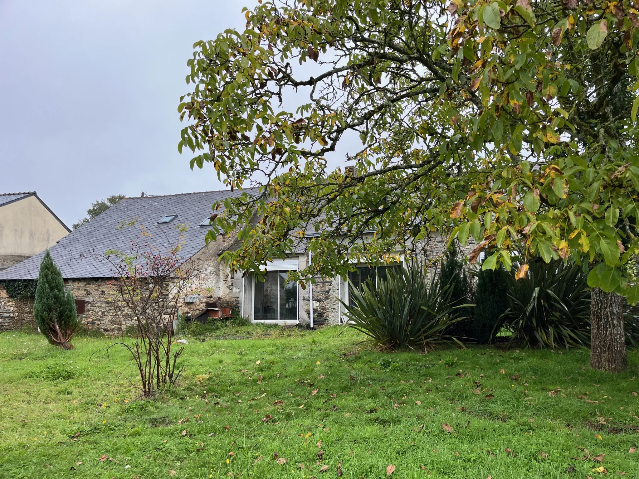 Maison en pierre à La Grigonnais avec grand terrain et potentiel de rénovation 