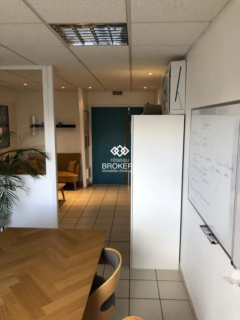 Bureaux de 68 m² à vendre à Échirolles – Emplacement idéal et parking privatif