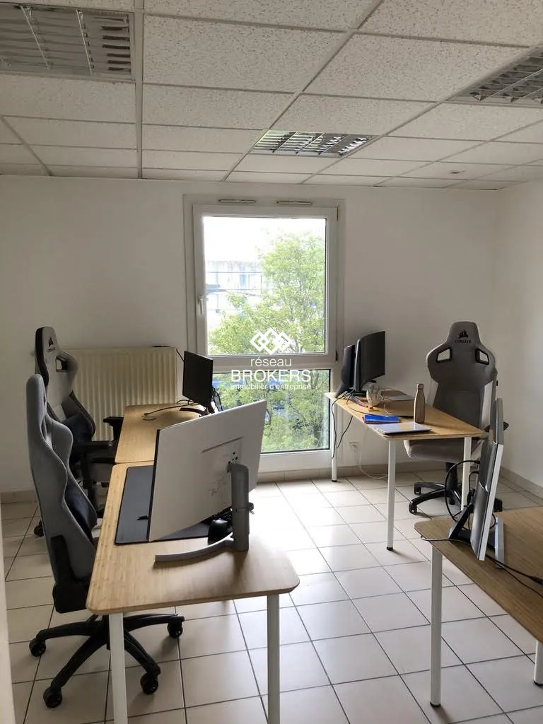 Bureaux de 68 m² à vendre à Échirolles – Emplacement idéal et parking privatif 