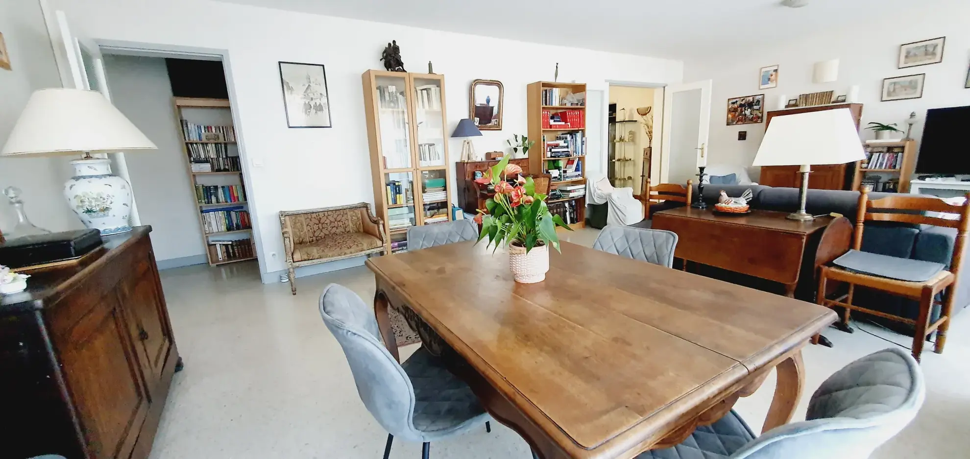 Appartement 4 pièces à Nîmes proche Jardins de la Fontaine avec balcon et cave