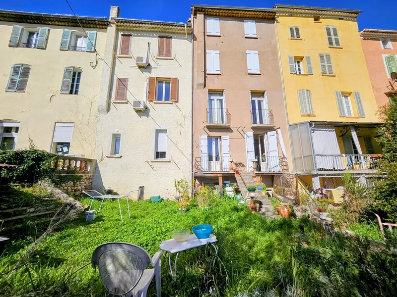 Appartement 2 pièces à rénover au centre du Luc, vue jardin, 60 m²