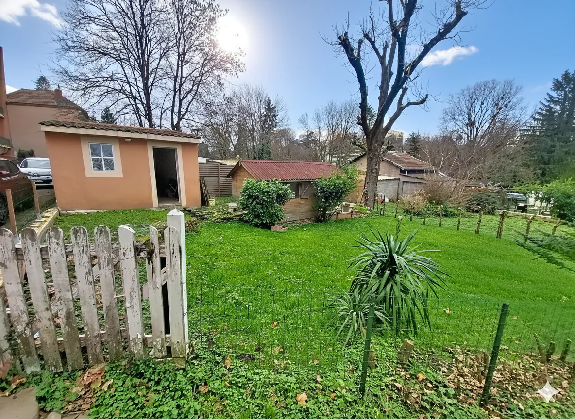 Appartement T2 rénové avec jardin à Écully – 34,96 m², cave, garage, terrasse et parcelle privée