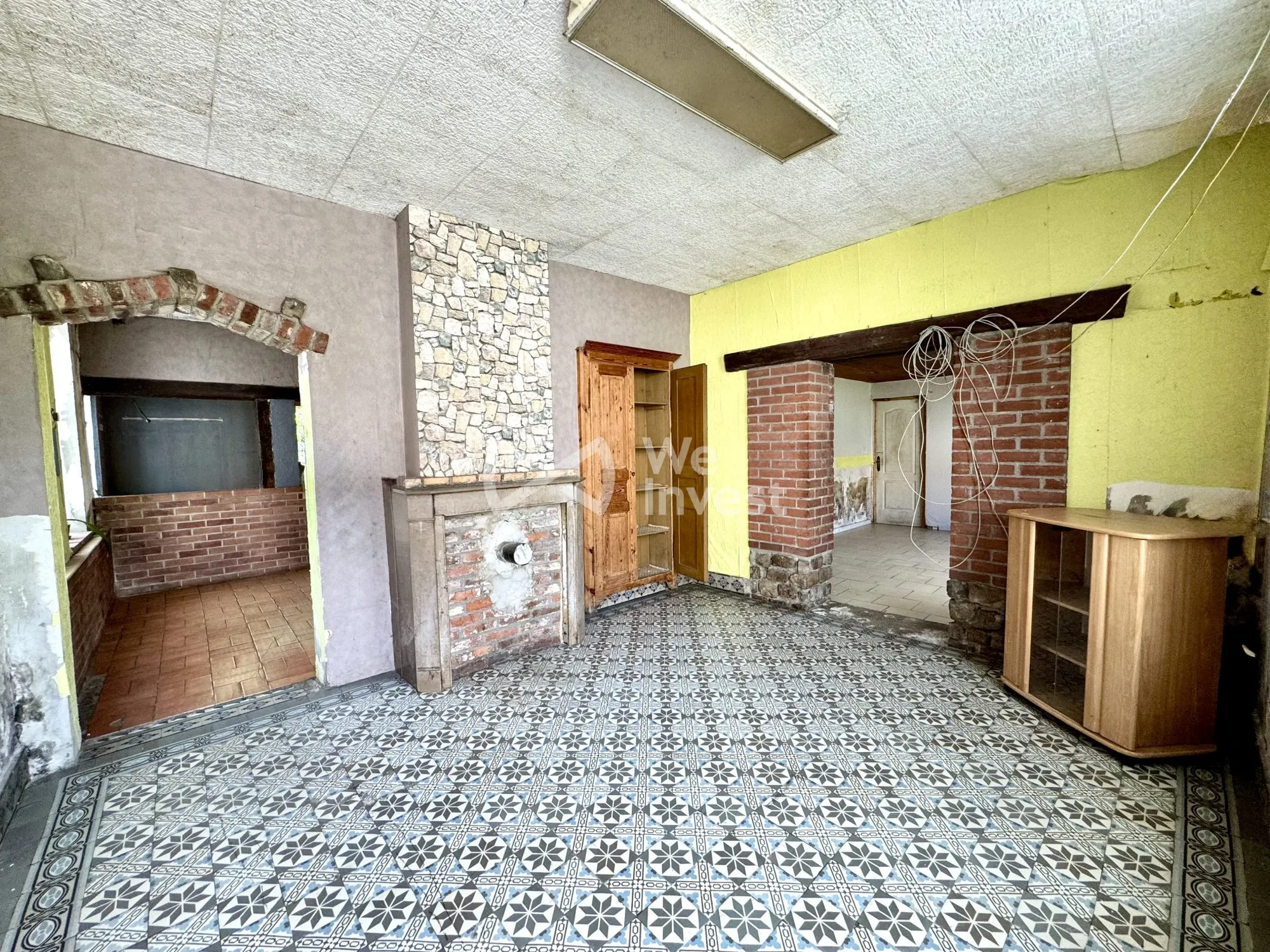 Maison à rénover avec terrain et dépendances à Bavay 