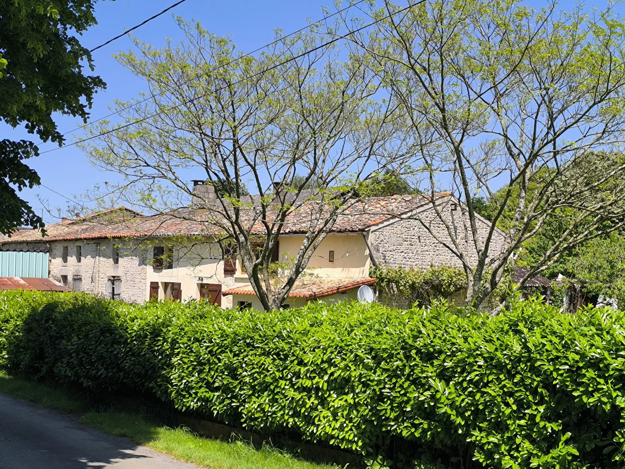 Maison de campagne rénovée avec jardin à Valdelaume - 2051 m²