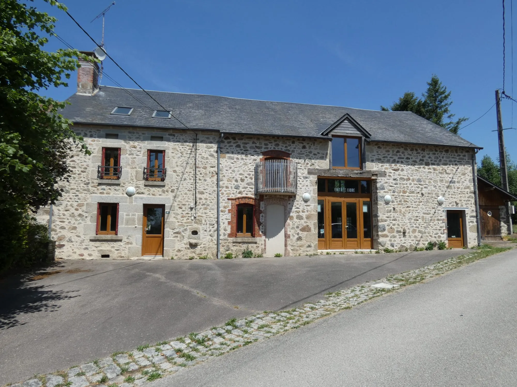 Longère rénovée avec atelier, jardin et dépendances à Jarnages