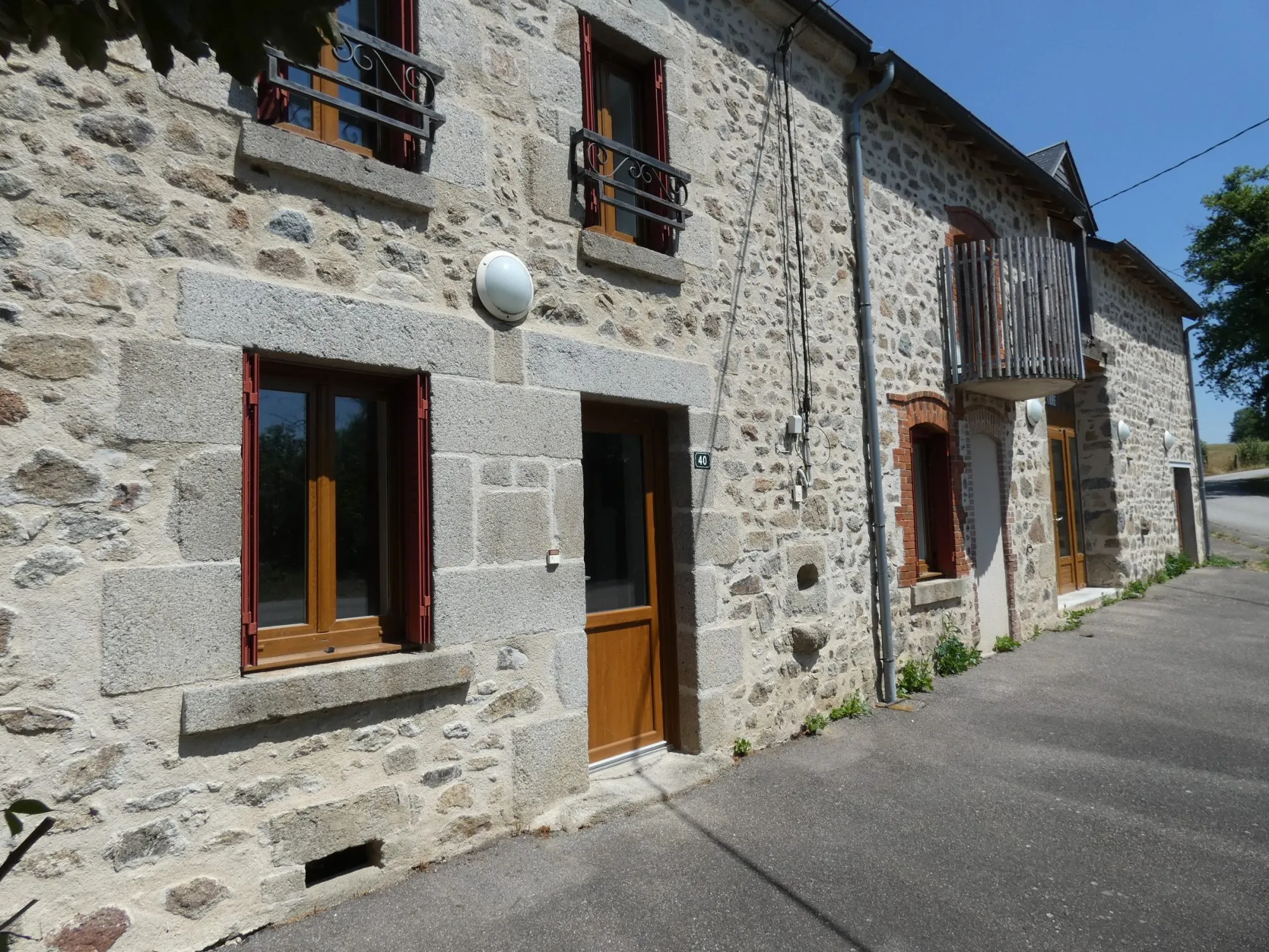 Longère rénovée avec atelier, jardin et dépendances à Jarnages 