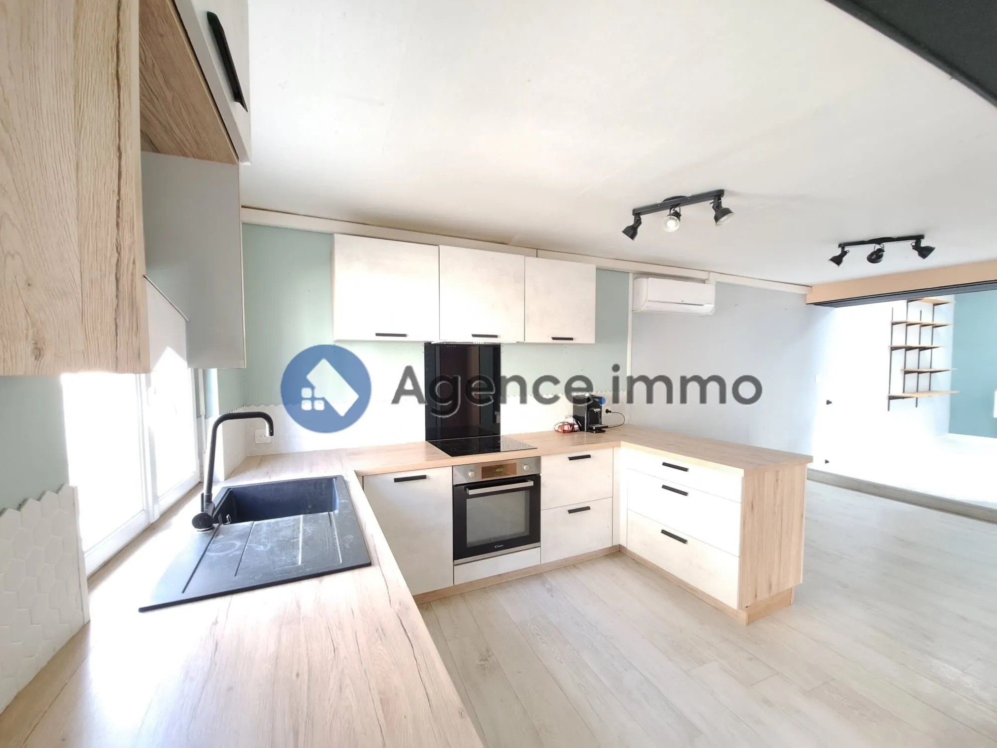 Charmante maison de ville avec terrasse et jardin à La Guierche, proche du Mans