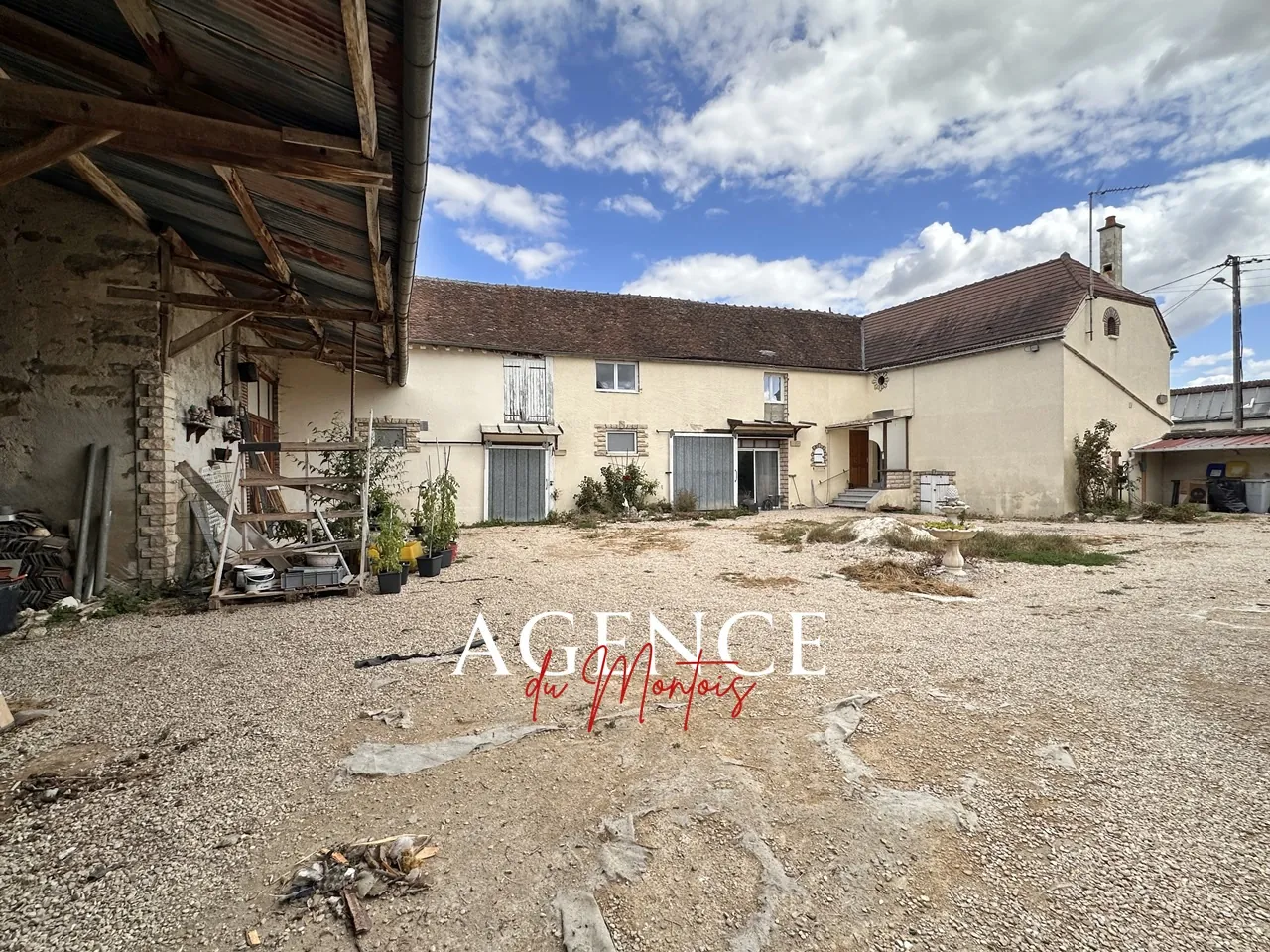 Fermette à rénover avec 2 logements et dépendances près de Nogent-sur-Seine 