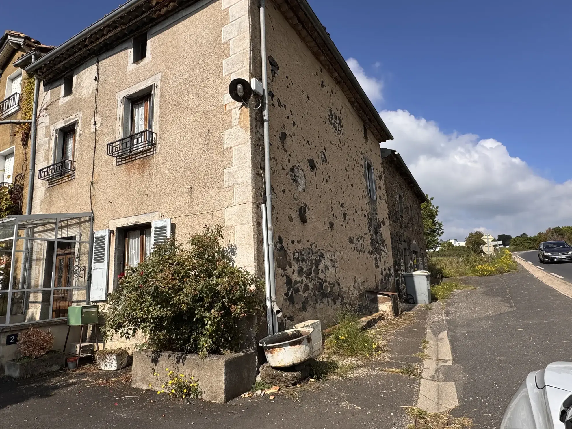 Maison à rénover avec terrain et grange à Saint Flour, 15100