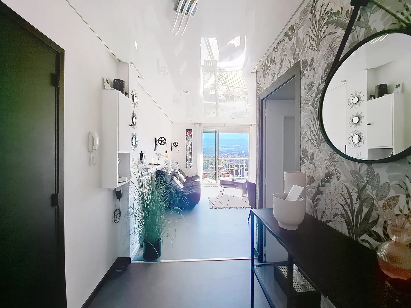 Appartement T3 rénové à Voiron avec vue panoramique, parking et cave 