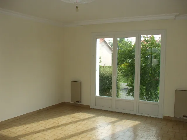 Maison de 84 m² avec garage sur terrain de 332 m² à Les Herbiers, quartier calme 