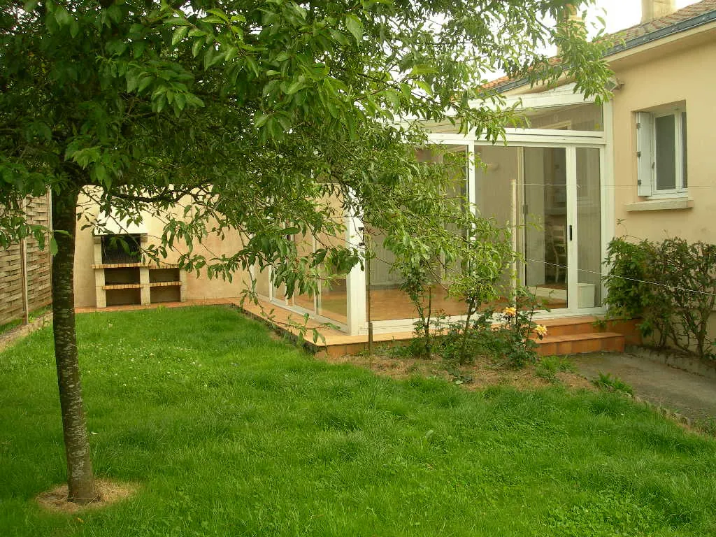 Maison de 84 m² avec garage sur terrain de 332 m² à Les Herbiers, quartier calme