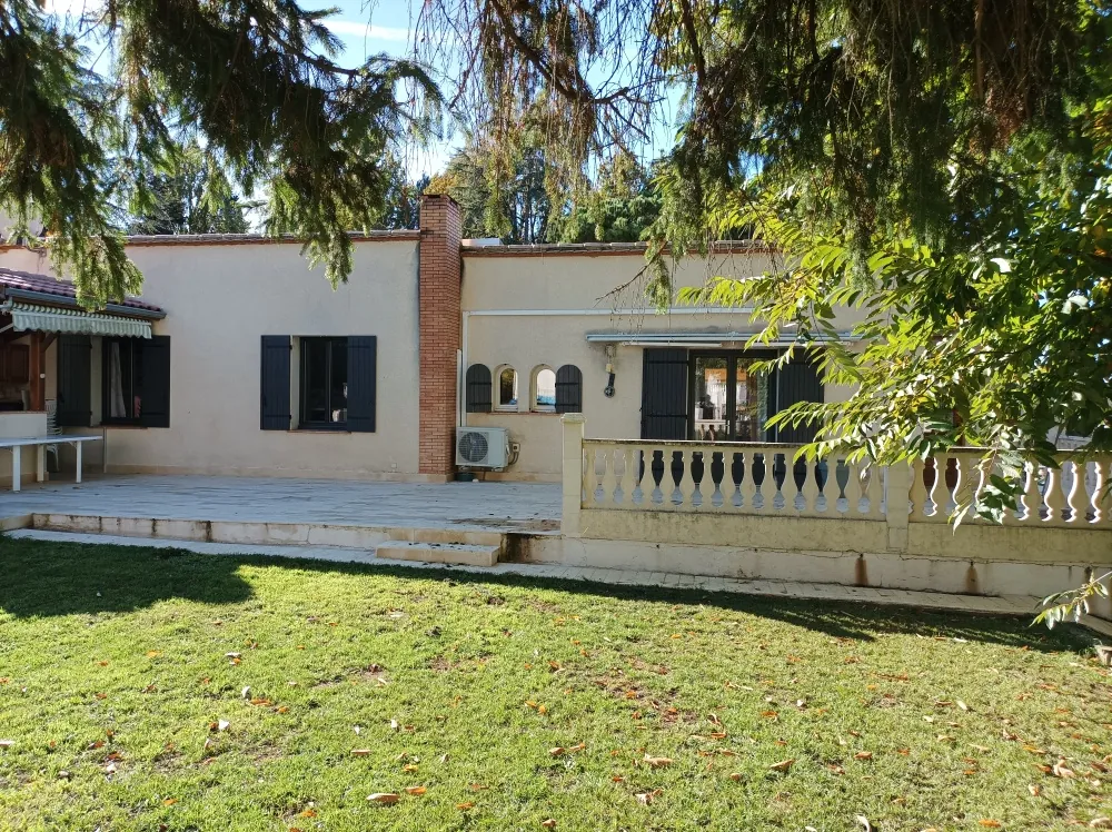 Charmante maison de plain-pied avec grand terrain et entrepôt à Montayral 