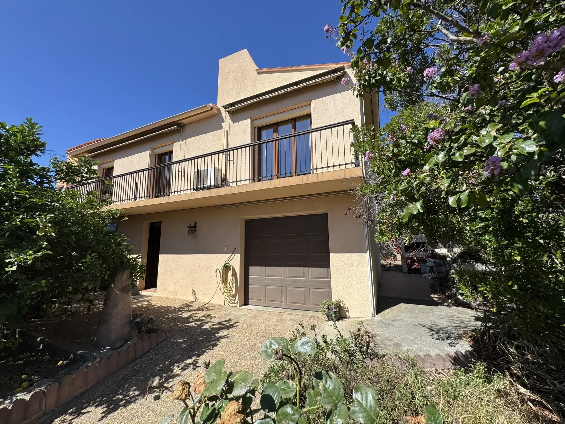 Maison familiale avec deux appartements, garage et jardin à Saint Féliu d'Avall