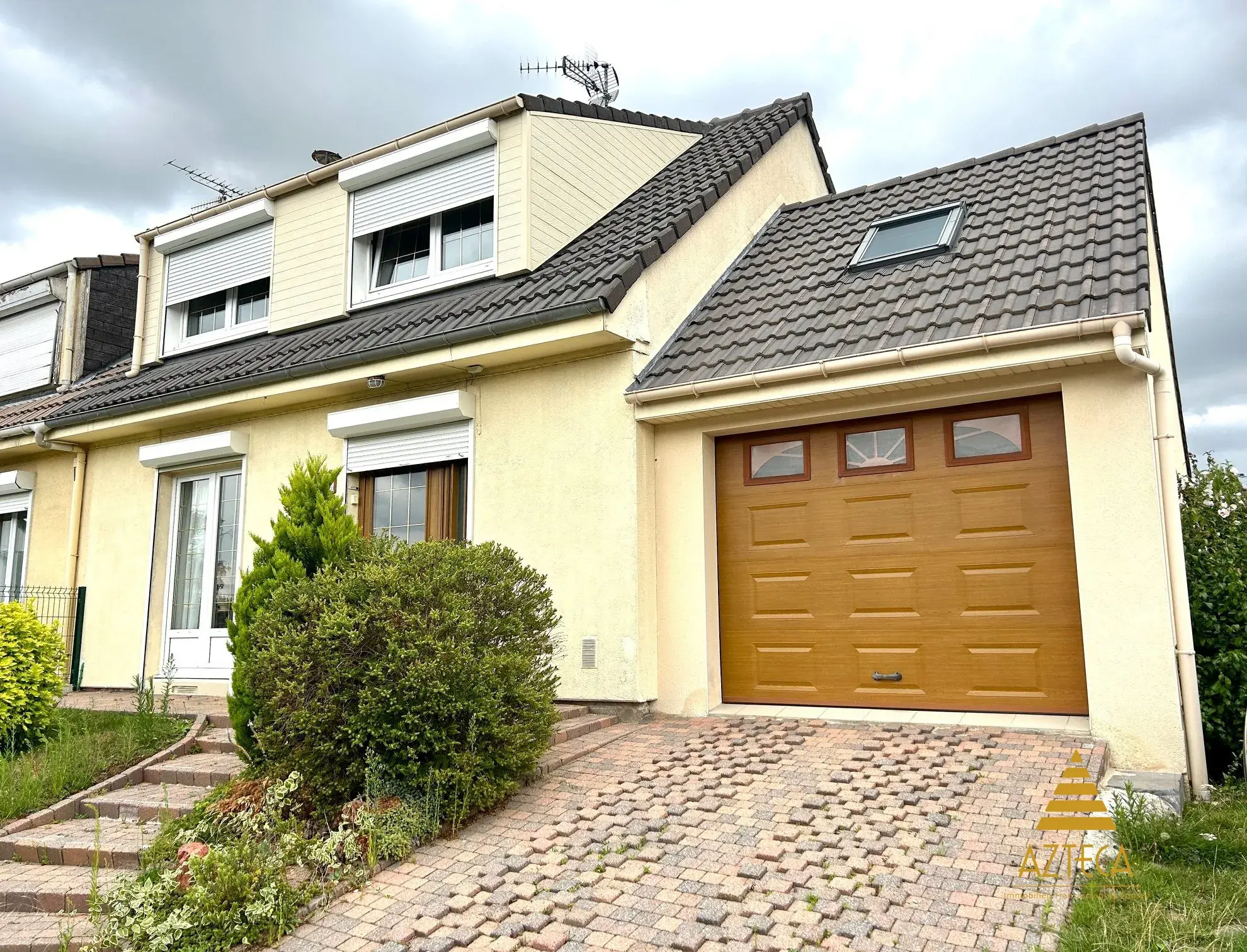 Maison semi-individuelle à Cambrai, 115 m², terrain arboré de 393 m², garage et véranda