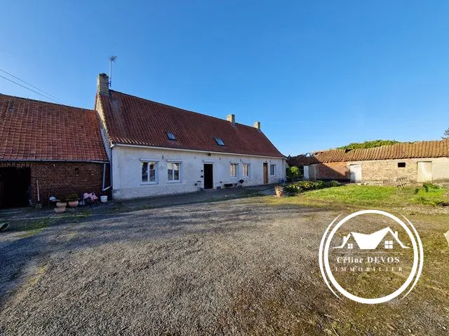 Corps de ferme historique rénové à Éperlecques, 1820, avec dépendances en briques et torchis