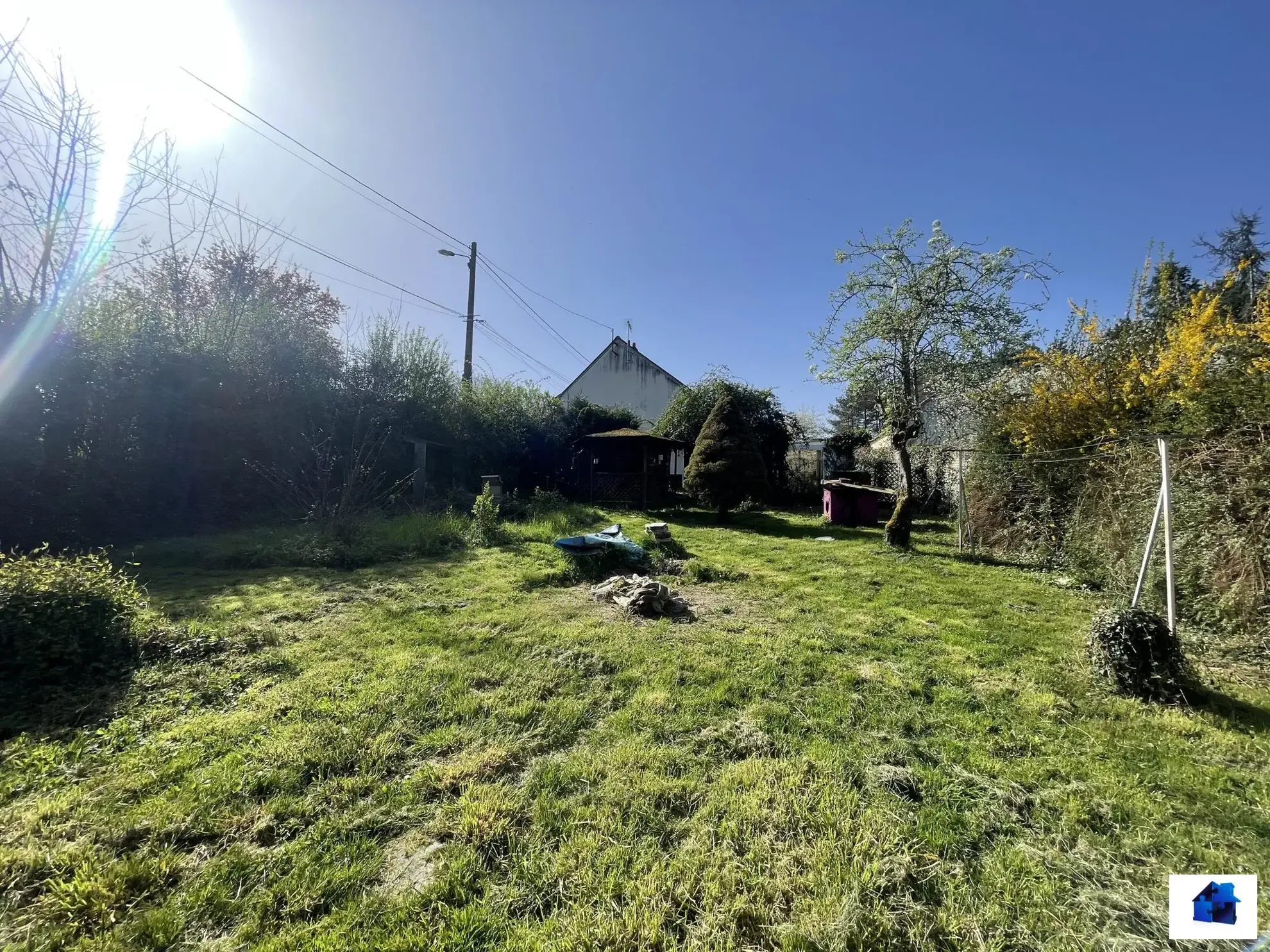 Maison à vendre à Nogent-sur-Vernisson avec grand garage et jardin 