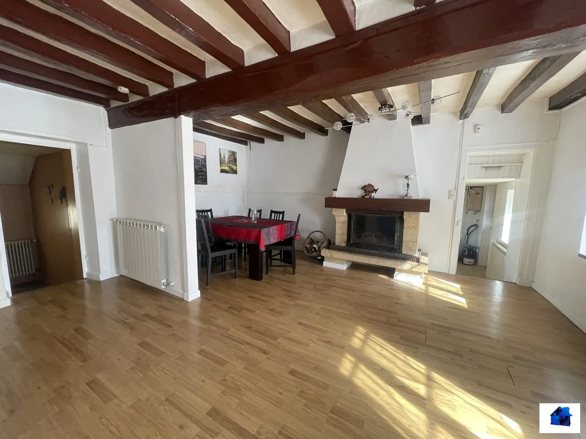 Maison à vendre à Nogent-sur-Vernisson avec grand garage et jardin 