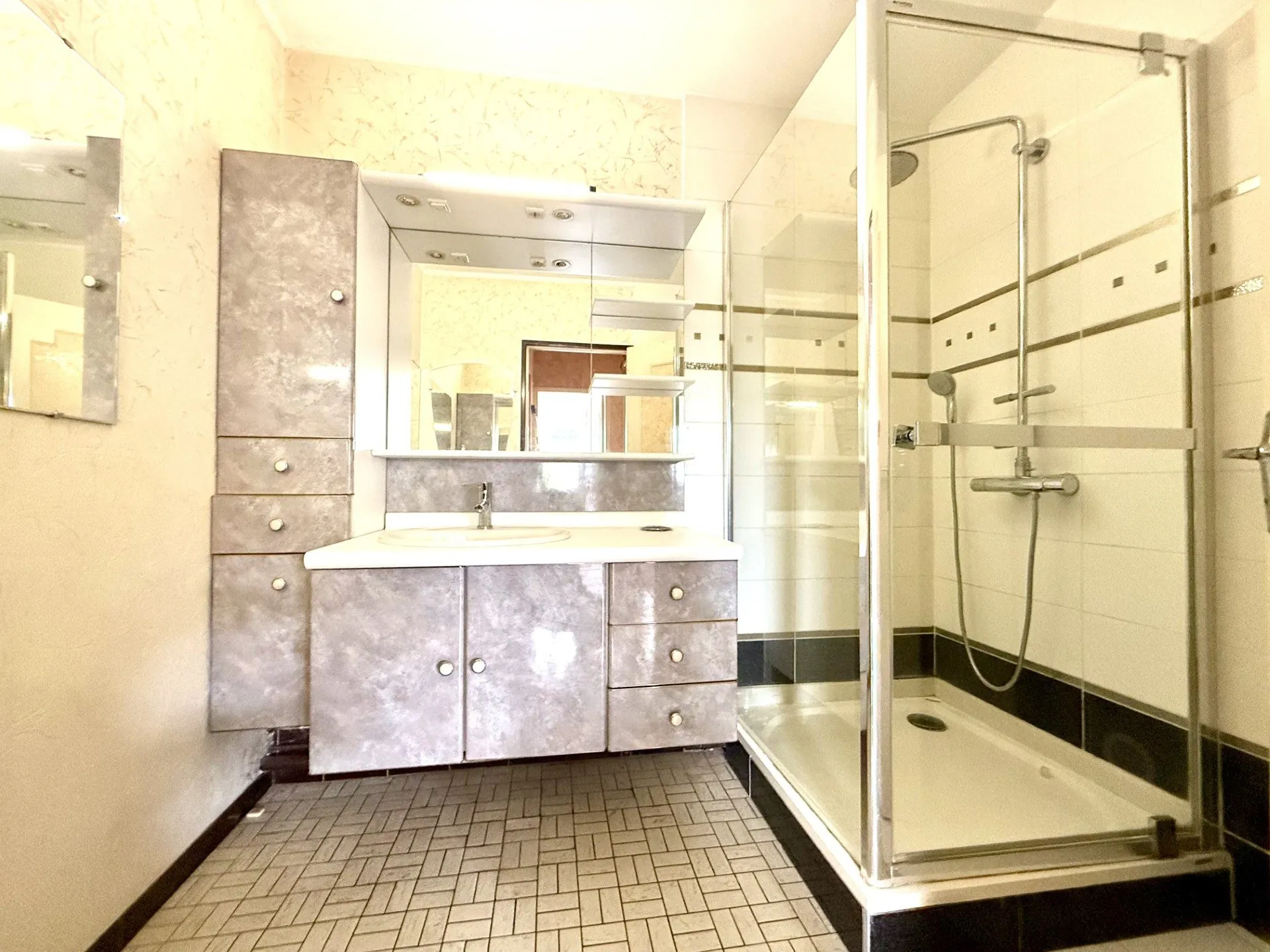 Appartement de 94 m² à Metz avec balcon, garage et cave - Idéal rénovation 