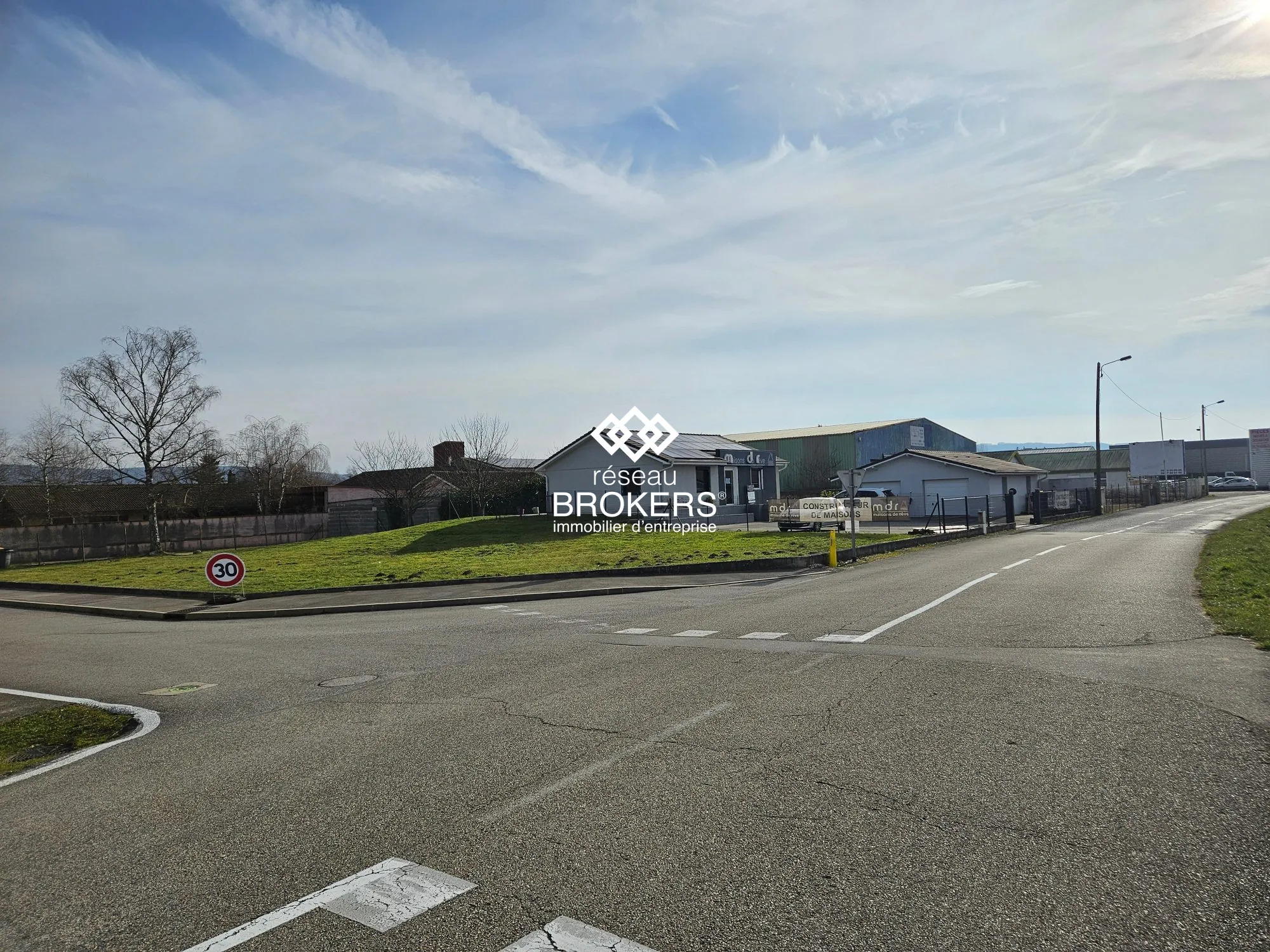 Terrain constructible à Montagnat, zone artisanale, forte visibilité