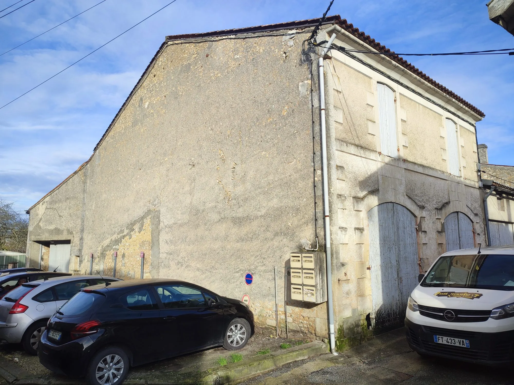 Magnifique bâtiment en pierres avec potentiel d'aménagement au cœur de Mirambeau